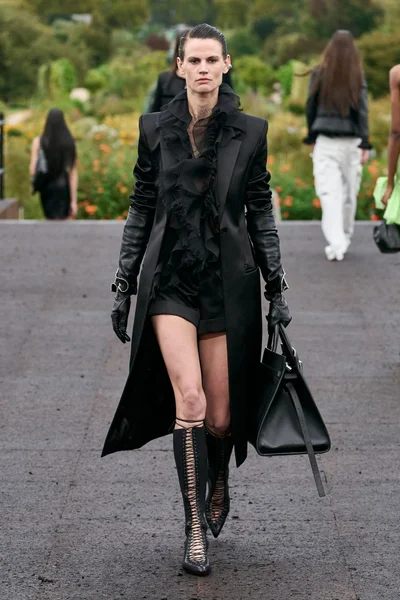 Look 25
